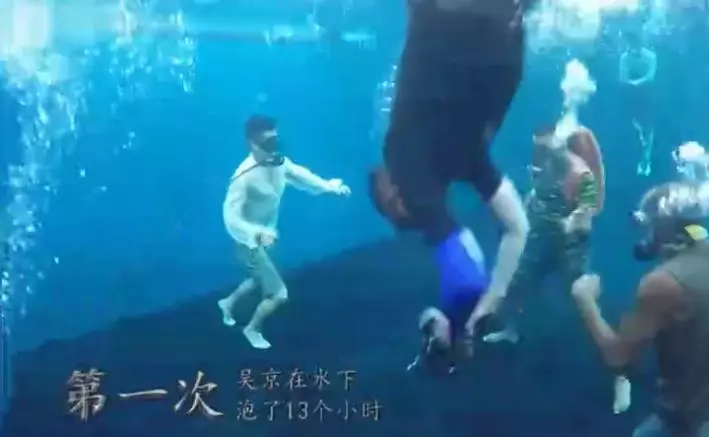 仅仅2分钟的水下镜头,吴京就需要练习在水下憋气长达3分钟.