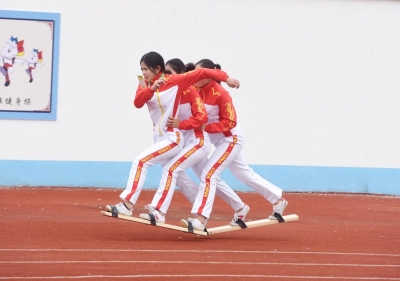 三人板鞋竞速 脚踩高杆狂奔…近200少数民族健儿在扬秀"神技"