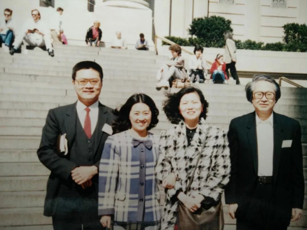 1988年4月初在纽约大都会门口,与李超云,台湾记者林登祥等合影