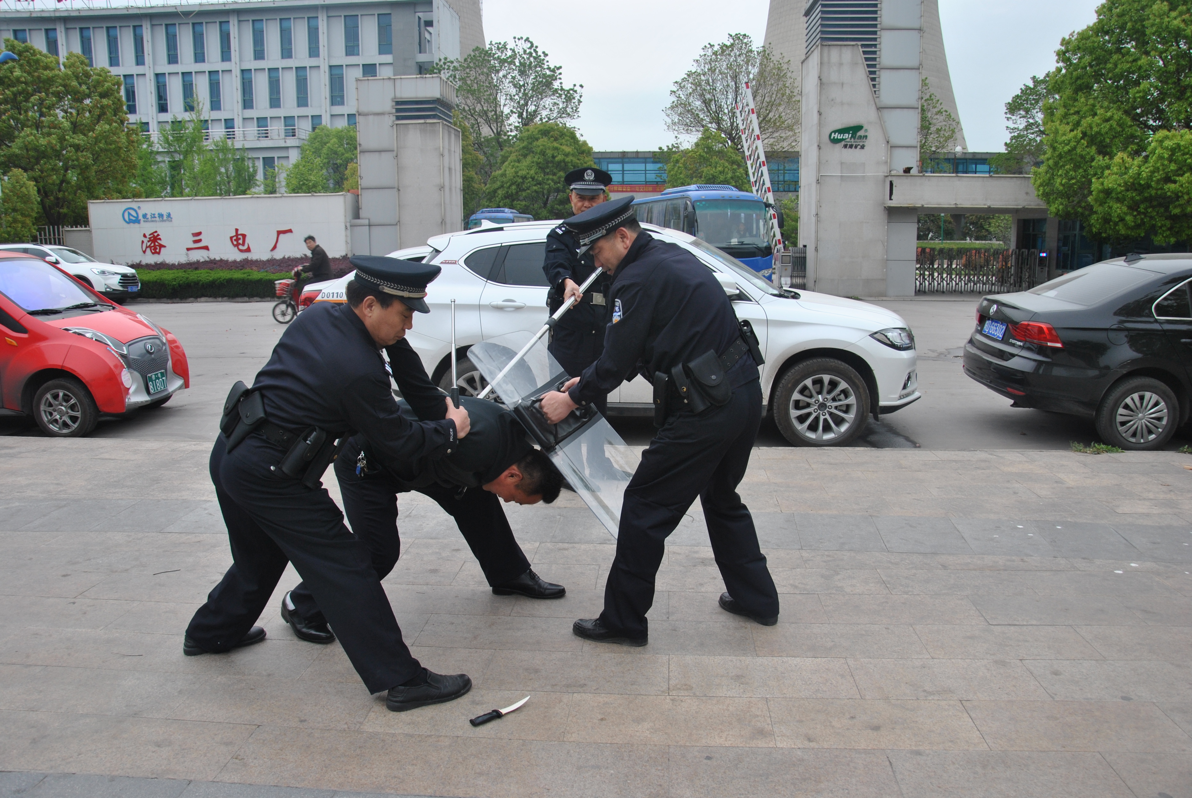 演练中,三警协同,结合小单元作战模拟处警过程中突遭遇单个或少数暴恐