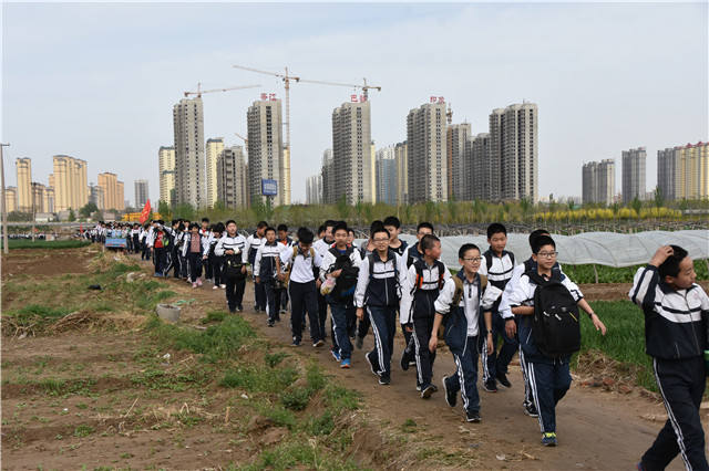 河北定州新华中学初中年级组举行了"研学旅行"远足活动