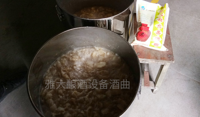 6张图带你亲临雅大蒸酒设备柠檬酒制作现场 柠檬酿酒技术