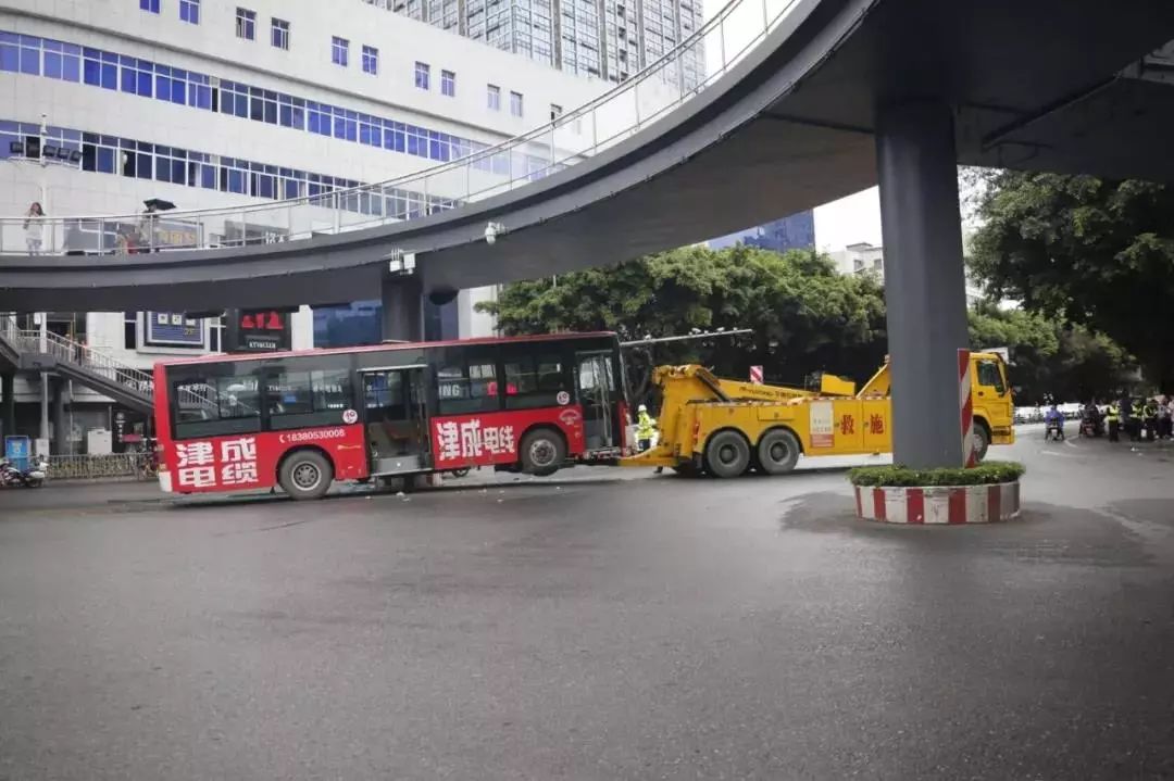 绵阳一拉载学生公交发生碰撞!中医院,中心医院收治多名受伤学生.