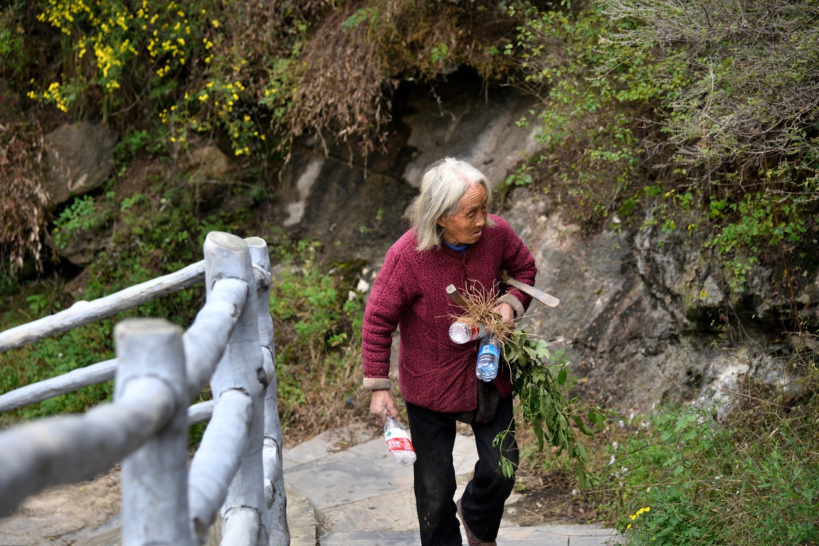 八旬农村老太太坚持每天练"虎扑,独自采药在悬崖峭壁如履平地