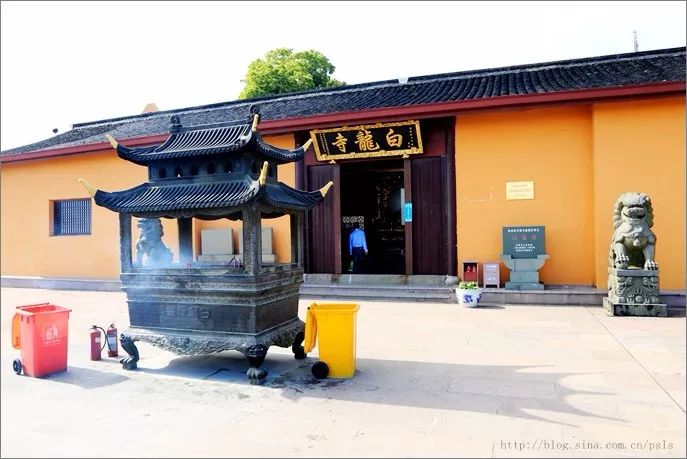 白龙寺的南端紧靠陡峭的山崖,这也是寺门往东开的原因了.