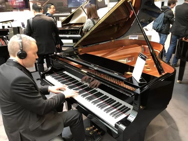 娱乐 正文 展会中,雅马哈disklavier enspire自动钢琴,跨界钢琴nu1x