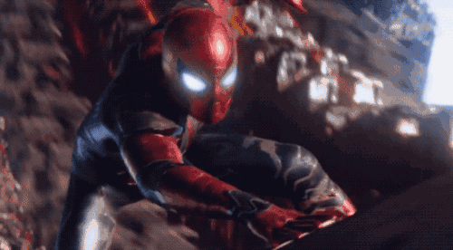在漫画里,钢铁蜘蛛战服的后背是会有机械臂的,不过在电影版最新曝光的