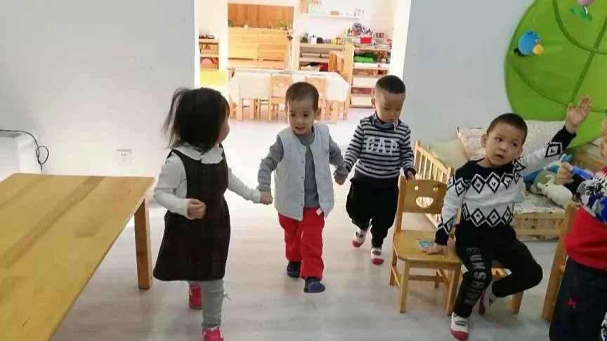 孩子在幼儿园和其他小朋友一起玩耍