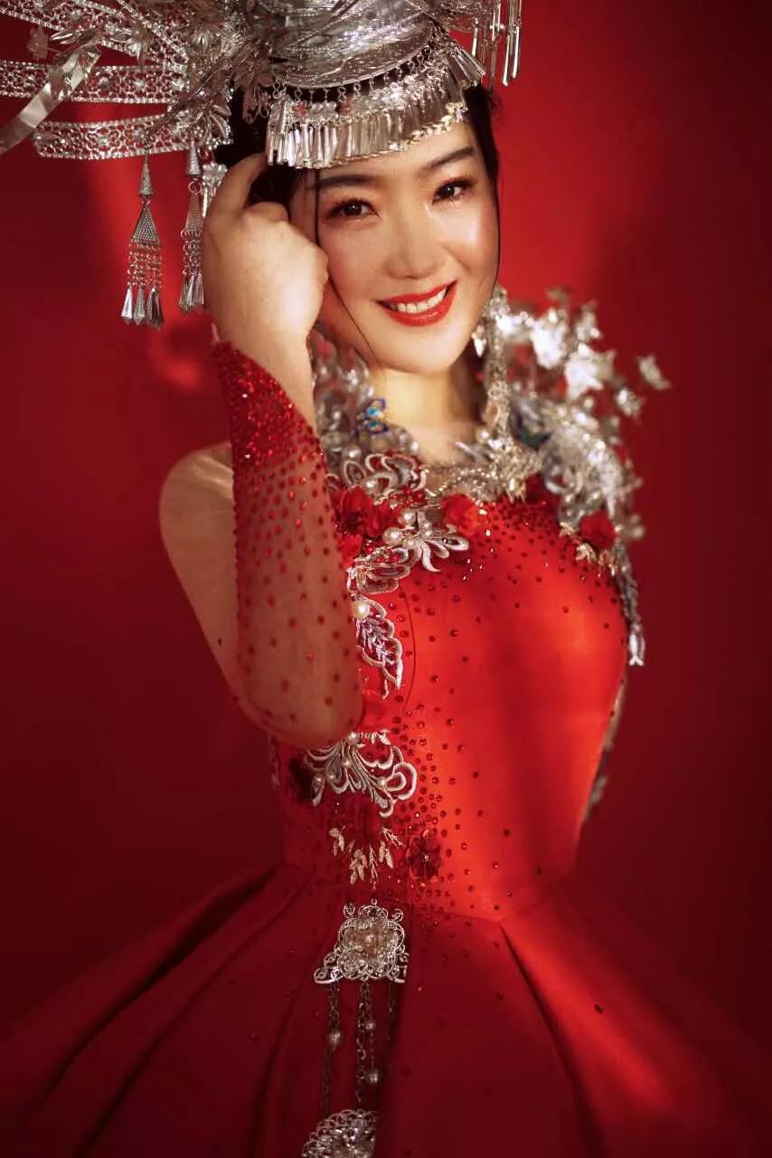 贵州歌手阿娜丹受邀到央视录歌 点进来 看美女风采!