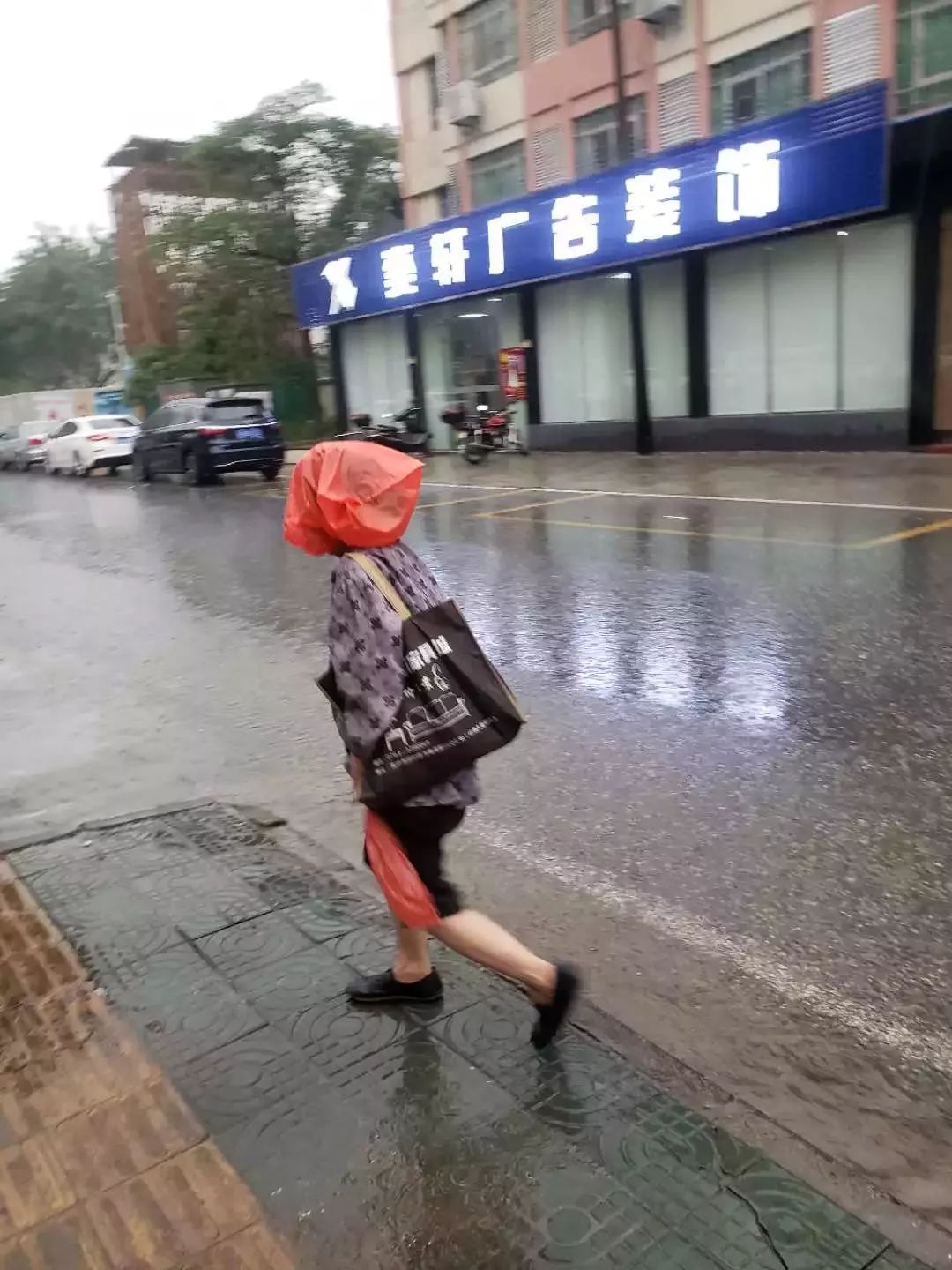 跑外卖下暴雨怎么穿搭_暴雨送外卖图(3)