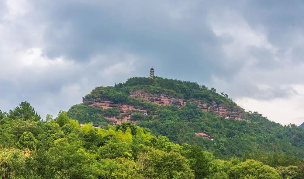 赤城山又称烧山,是水成岩剥蚀残余的一座孤山.