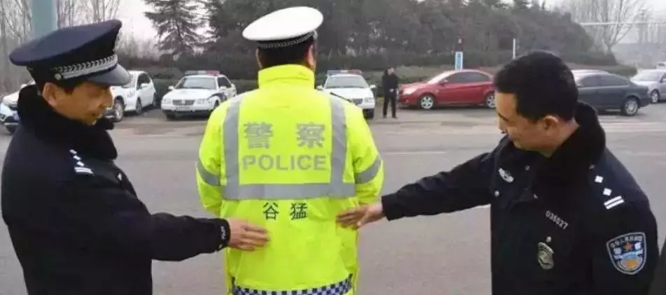 警察新制服:将警员姓名印制在执勤服上!