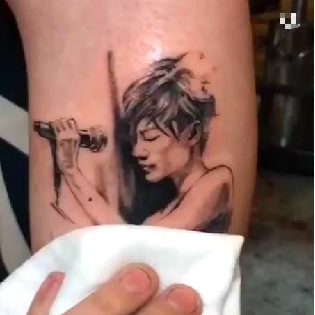 甜炸谢霆锋胳膊添加新纹身图案正是王菲画像