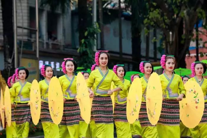 美女如云!震撼世界的西双版纳游街活动高清图片集