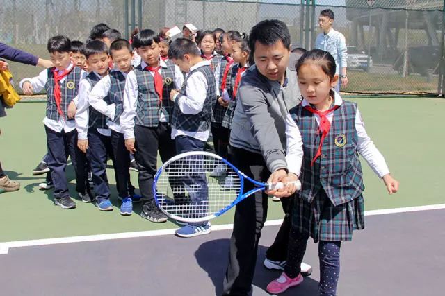 和平区逸阳小学来到萨马兰奇纪念馆开展课外实践活动