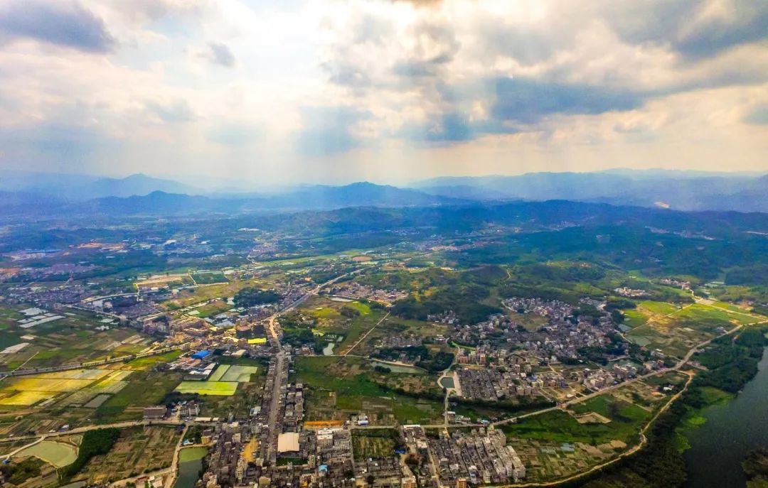 旅游 正文  塔头镇位于广东省揭西县境东南部,五富河中下游,东北邻