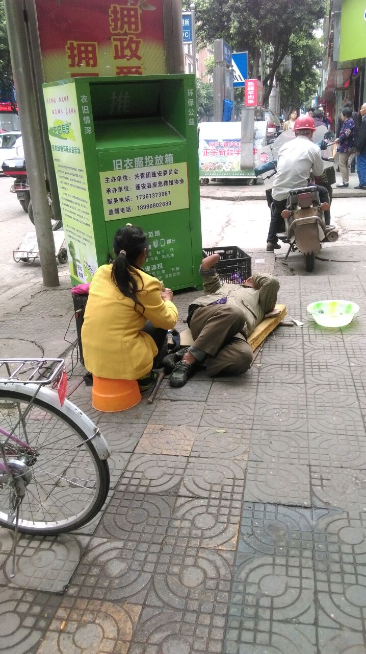 这位眼部手部都有残疾,在蓬安沿街乞讨的残疾人,真的