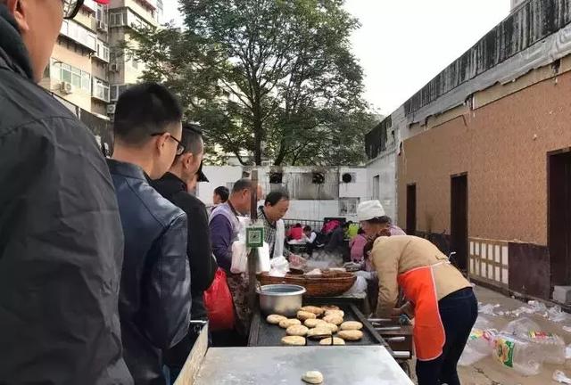 烧饼夹牛肉,饼子外皮烤的比较脆