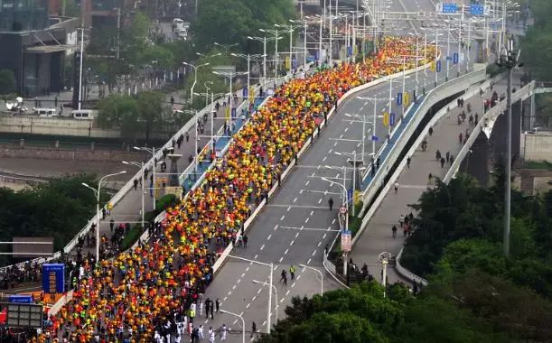 2018武汉马拉松昨日开跑.