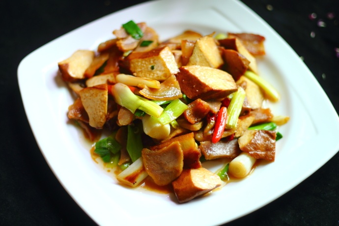 好吃又下饭的腊肉炒青蒜豆腐干,制作窍门告诉你,超级美味!