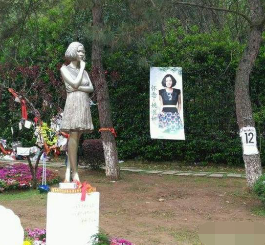 香港著名歌手黄家驹的墓地.