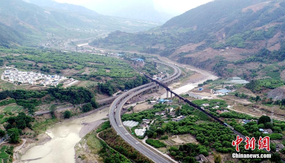 跟随成昆线穿山越岭 窗外风景美如画