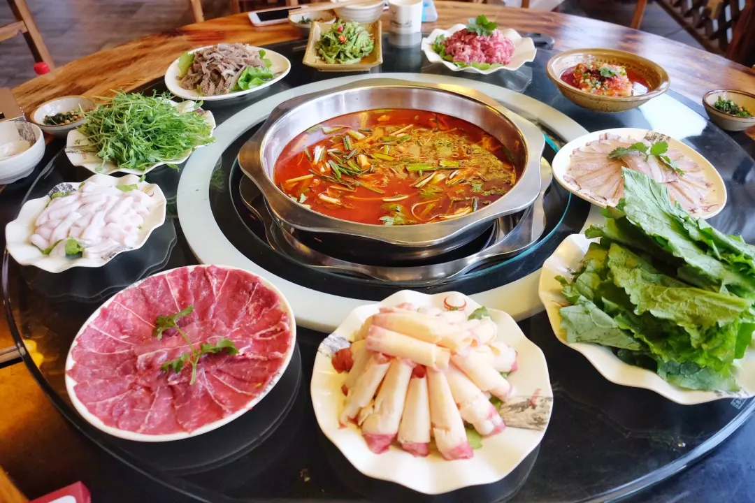很多外地的朋友来到贵州都会爱上酸汤的香味,贵州吃酸汤火锅的方式