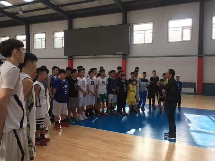 东莞篮球学校nba训练中心校长李群莅临业体校篮球训练