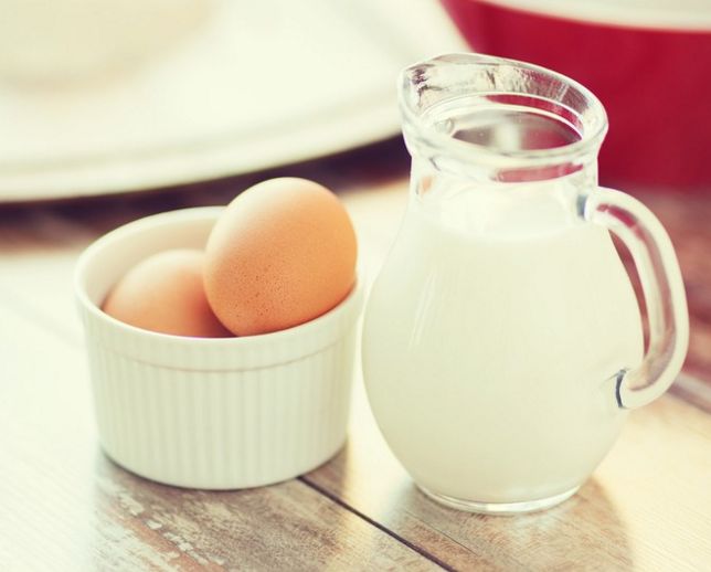 早餐就是,一个鸡蛋(有高血脂症的朋友可以不吃蛋黄),牛奶或者豆浆与