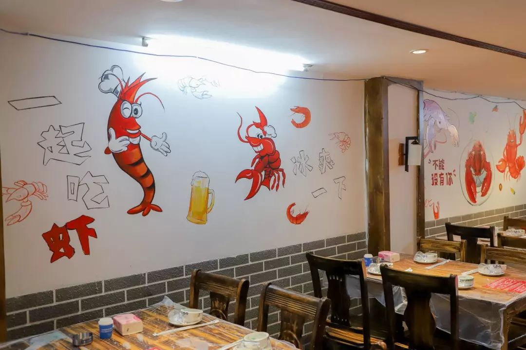 走进店内可以看到墙上都是手绘的小龙虾涂鸦, 关于做龙虾,老板是认真