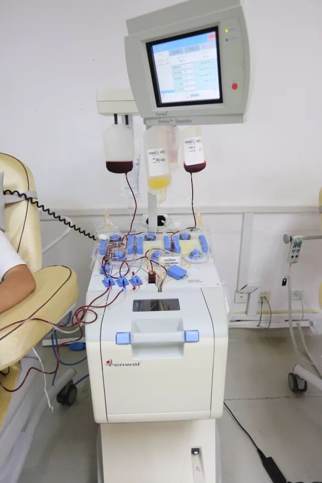 捐献过程是经过血细胞分离机自动进行的,从一只手臂进针通过相连接的