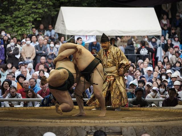 日本"靖国神社"举行年度相扑比赛!选手赤身肉搏,观众全神贯注