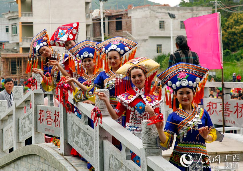 壮乡"金花"巡游美丽乡村