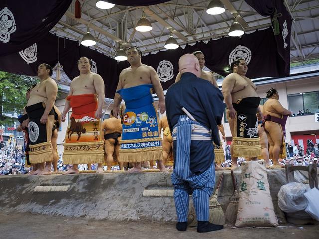 日本"靖国神社"举行年度相扑比赛!选手赤身肉搏,观众全神贯注