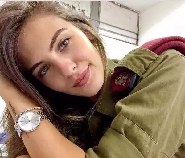 在以色列的军队 画风就明显更清奇 个性感十足 这些女生穿上军装 简直