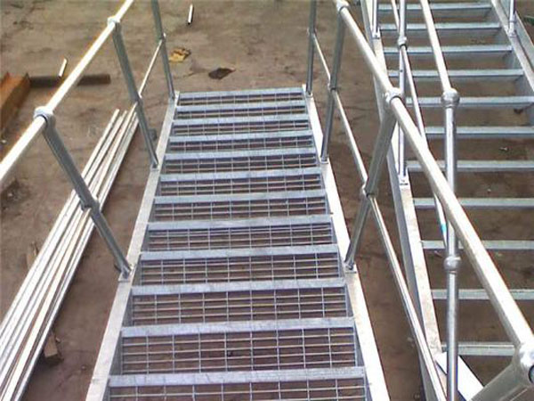 楼梯踏步钢格栅厂家生产流程