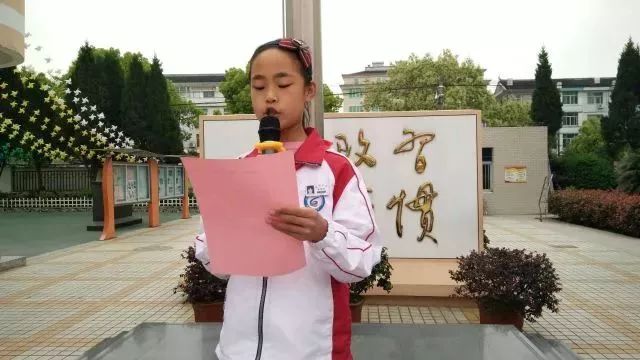 路桥横街镇中心小学小手拉大手礼让斑马线