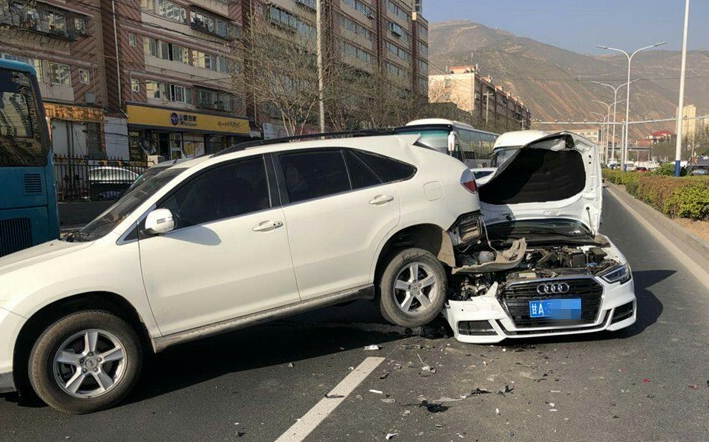 忽视安全距离酿车祸!兰州南山路一奥迪连追两车"铲起"