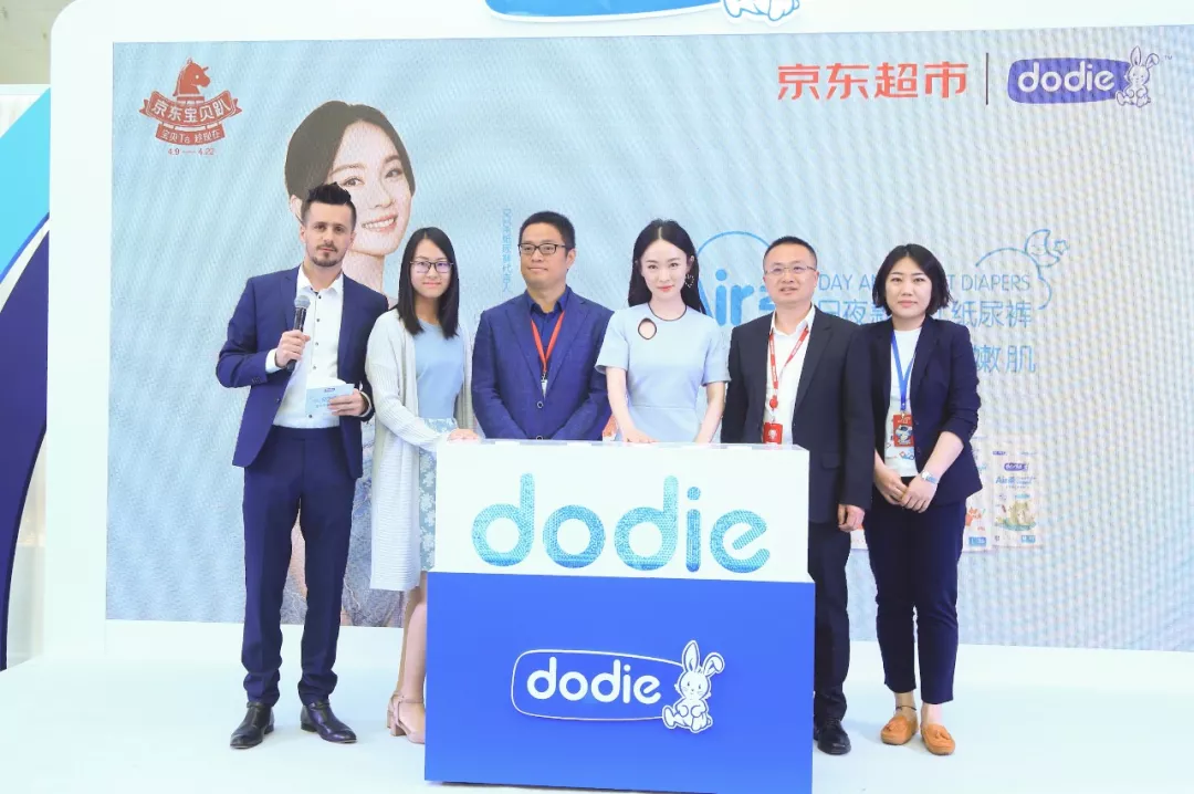 随后,dodie和京东双方代表,与 dodie纸尿裤代言人明星辣妈霍思燕一起