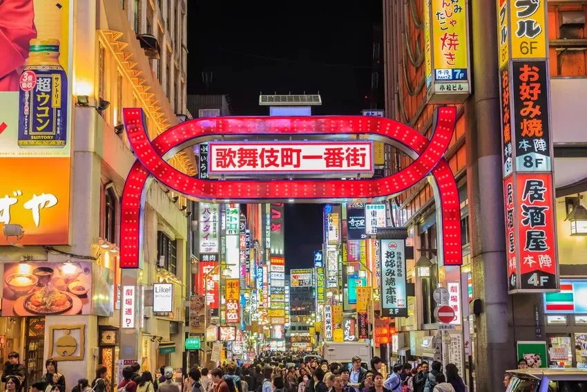 在东京新宿的歌舞伎町聚集了风俗店,牛郎店,情人旅馆等声色场所.