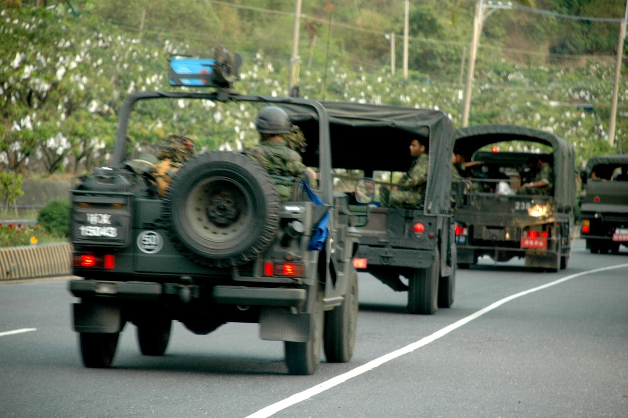 行驶在台湾公路上的"星光部队"军车,台湾公路靠右通行,而新加坡车辆都