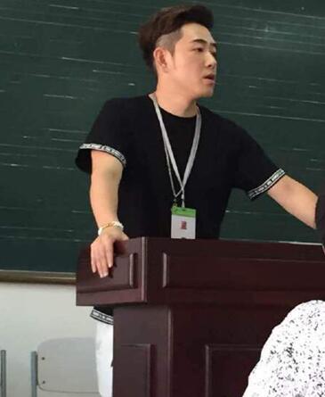 沈阳音乐学院80后帅哥讲师走红