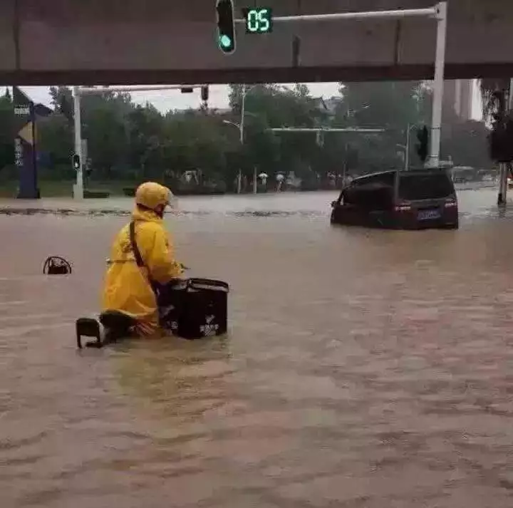 外卖小哥雨天倒地失声痛哭,视频刷爆朋友圈,无数东莞人都沉默