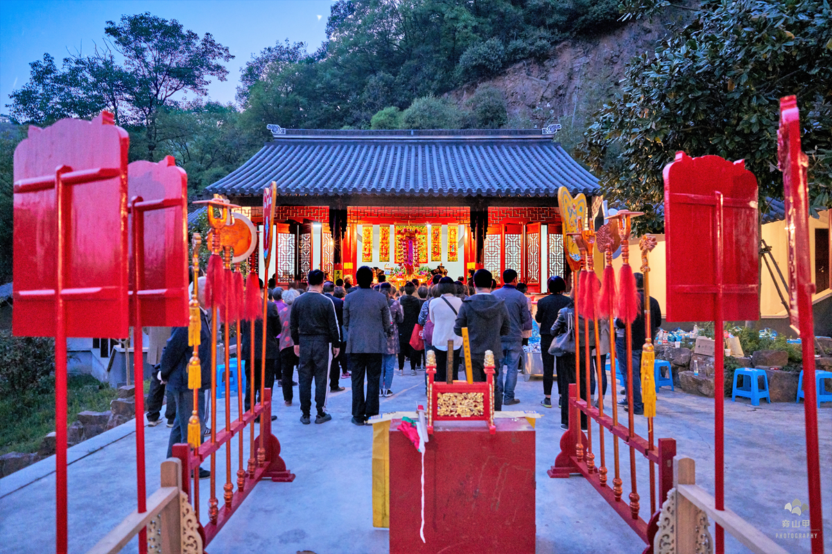 三月三百年历史的军嶂山庙会数万乡民朝山进香车水马龙热闹非凡