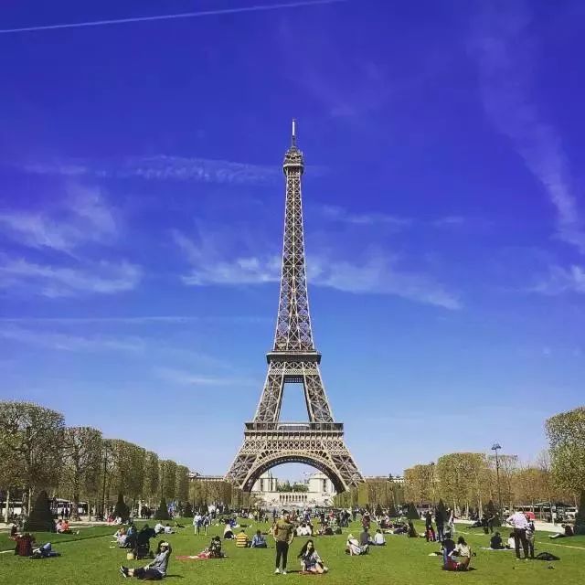 以"巴黎之眼"著称的"la grande roue"摩天轮,就在巴黎著名的协和广场