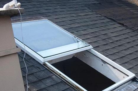 平天窗是在屋面直接开洞,铺上透光材料.
