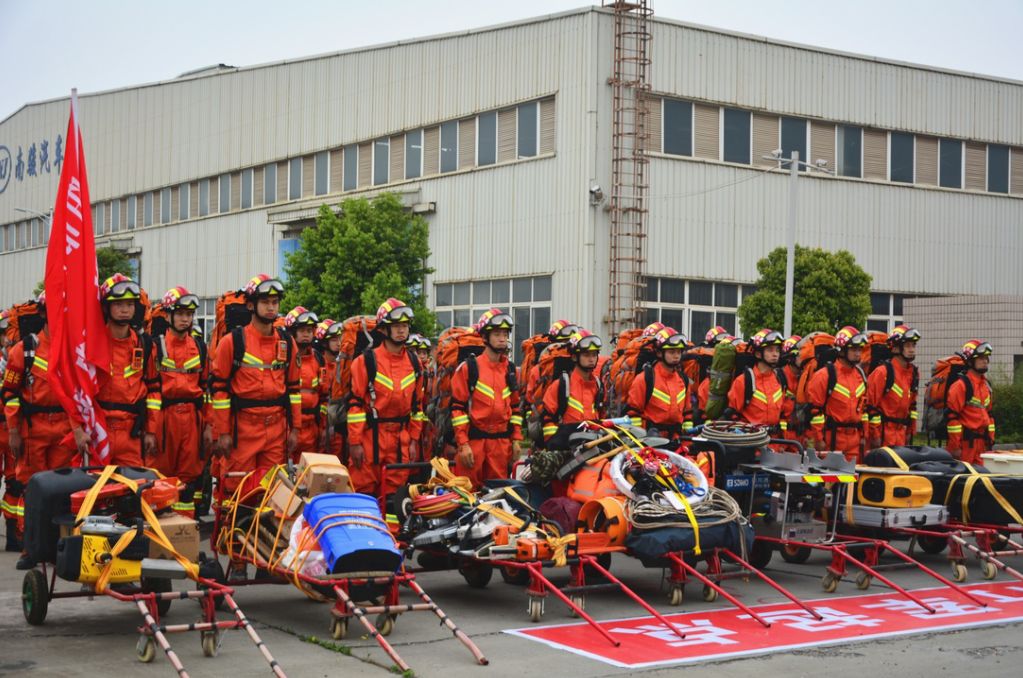 清点装备紧急集合集结拉动支队轻型地震救援搜救队接到出动命令后,在