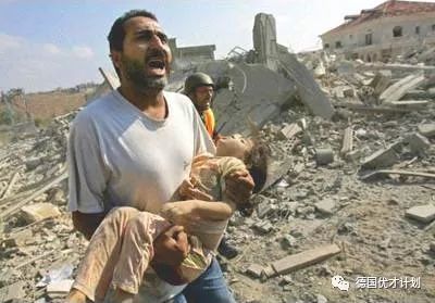 这张叙利亚人的照片火爆全世界,令无数人感慨万千!