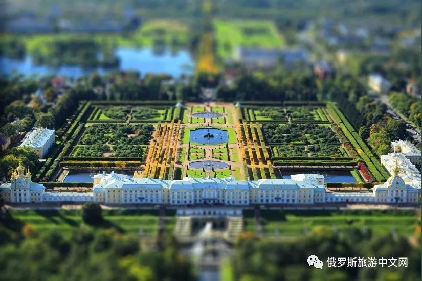 俄罗斯的凡尔赛宫夏宫喷泉盛宴