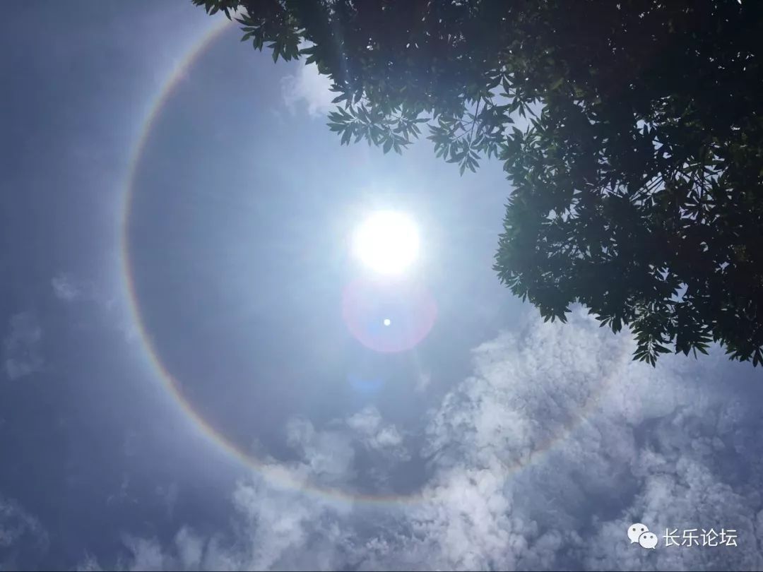 " 快看天上的太阳 " "好刺眼,但好美!"